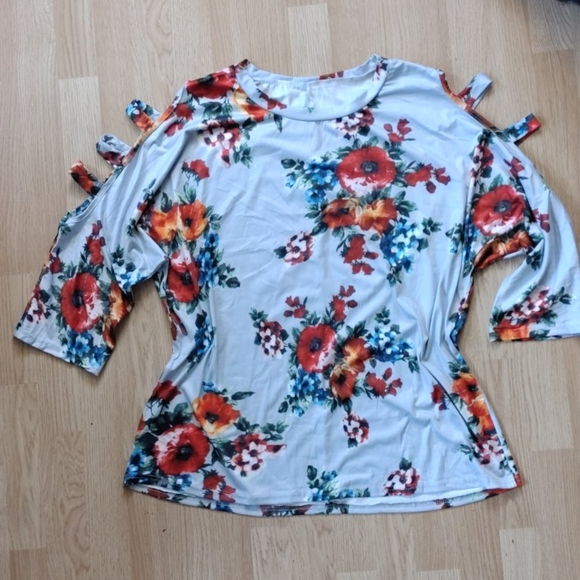 Gorgeous Floral Print Blouse. Soft Comfy Cut-outs on sleeves - Picture 3 of 9
